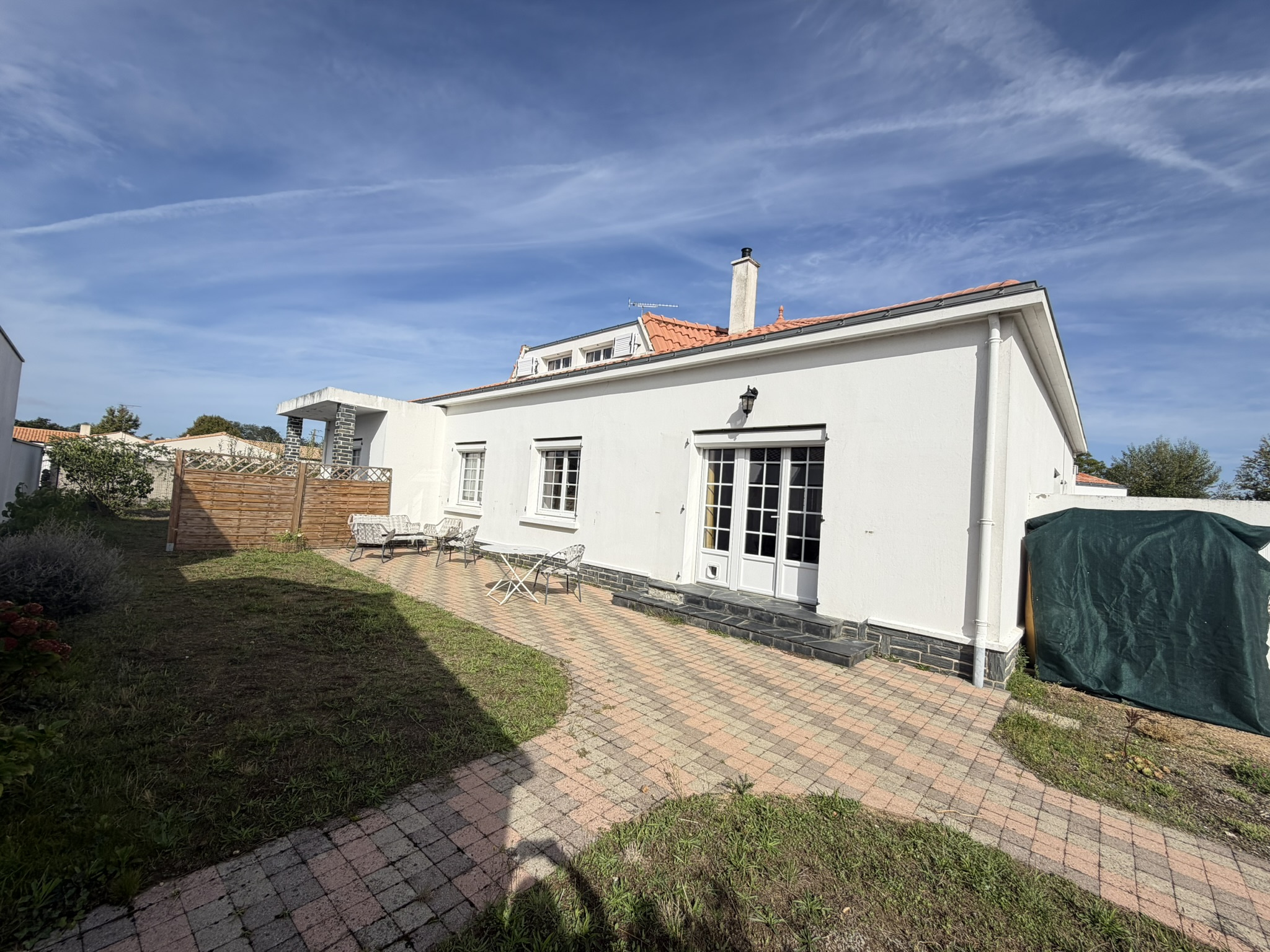 CHALLANS   Maison familiale avec logement indépendant et deux garages