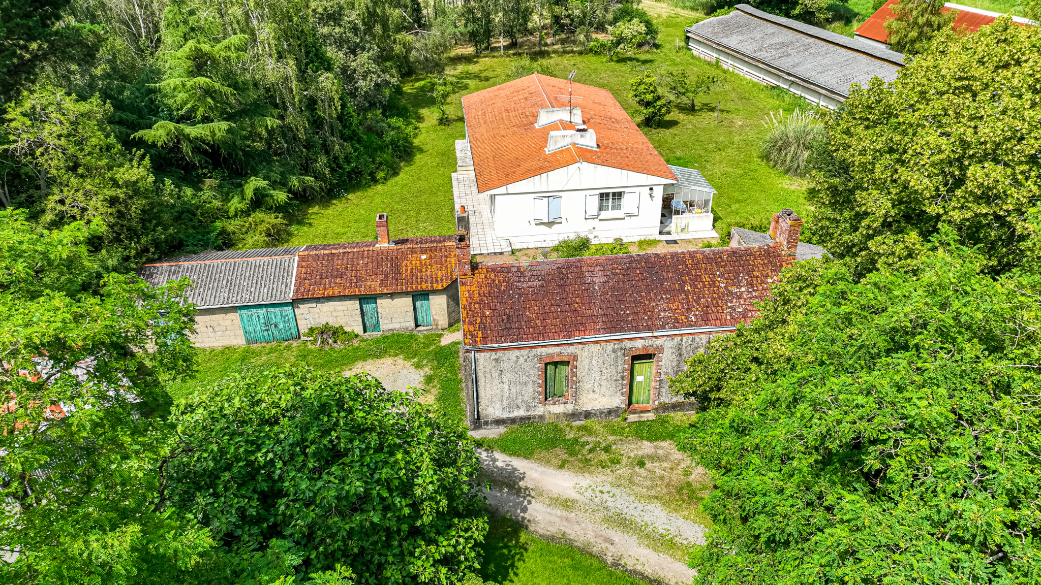 SOULLANS - 1 km des commerces - Ensemble immobilier de 2 maisons