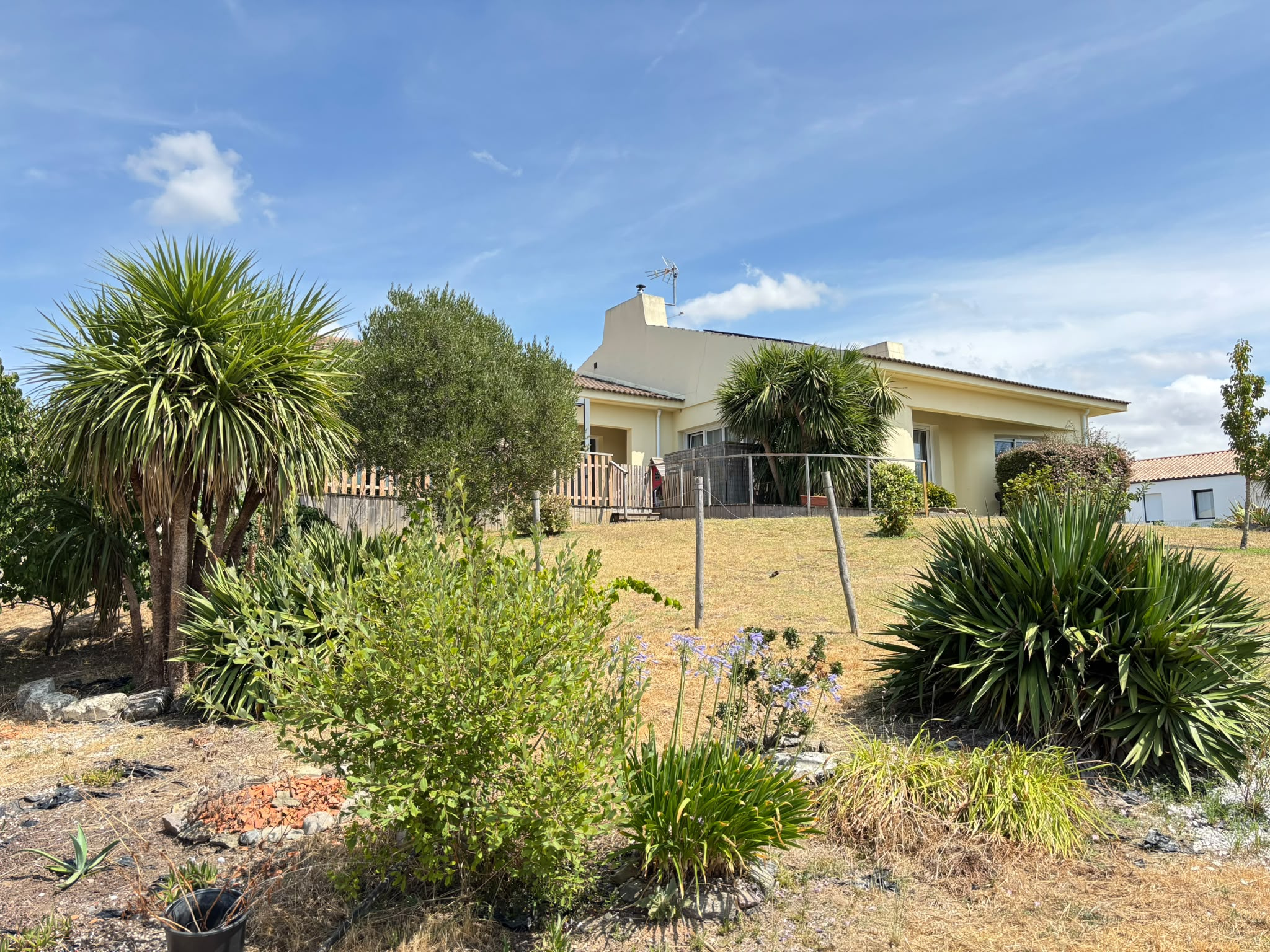 GIVRAND - Maison de 278m2 comprenant trois appartements - terrain clos de 2156 m2