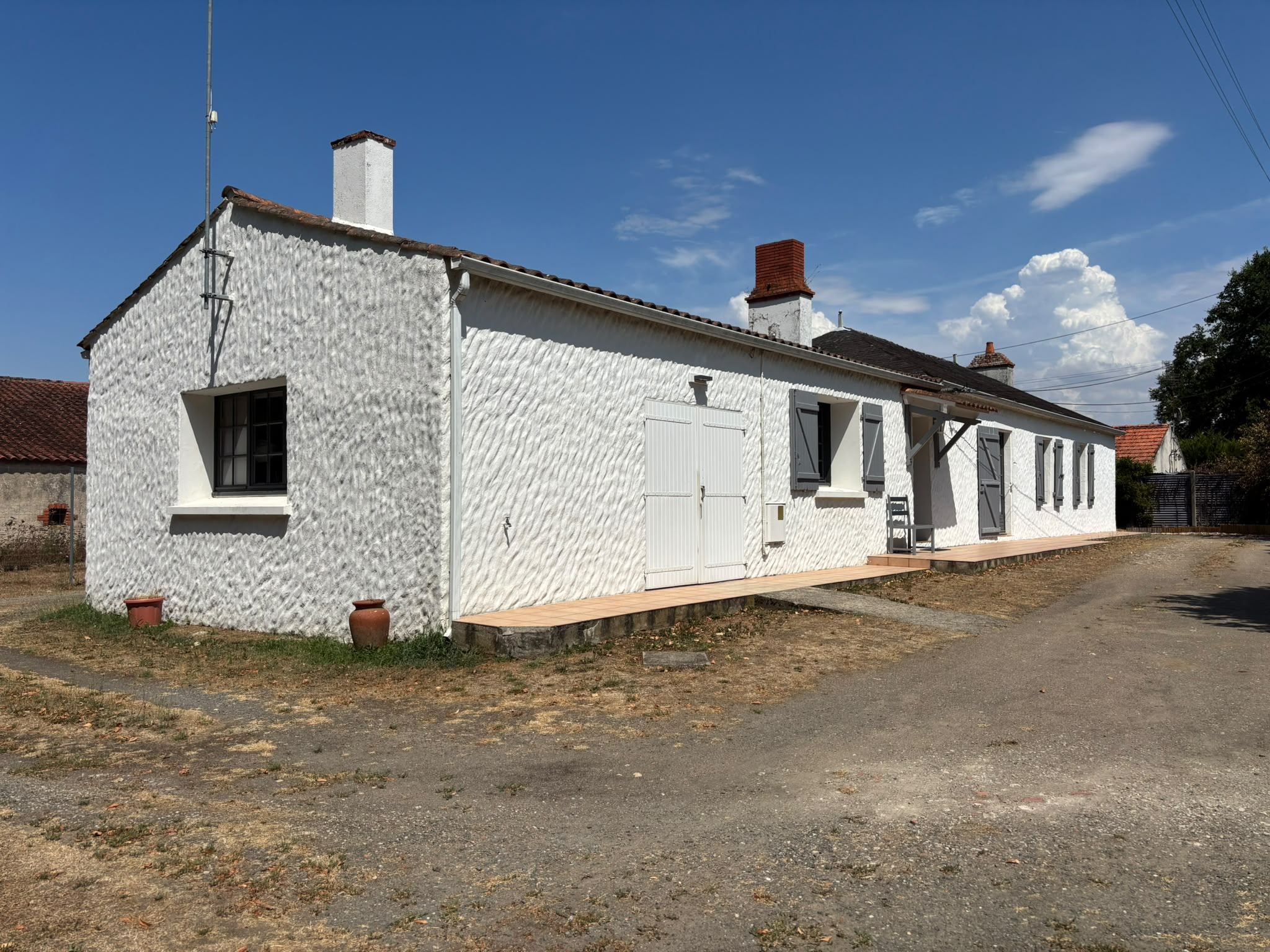 NOTRE DAME DE RIEZ - Longère avec 3 chambres - deux garages et une dépendance de 50m2. 7944 m2 de terrain.