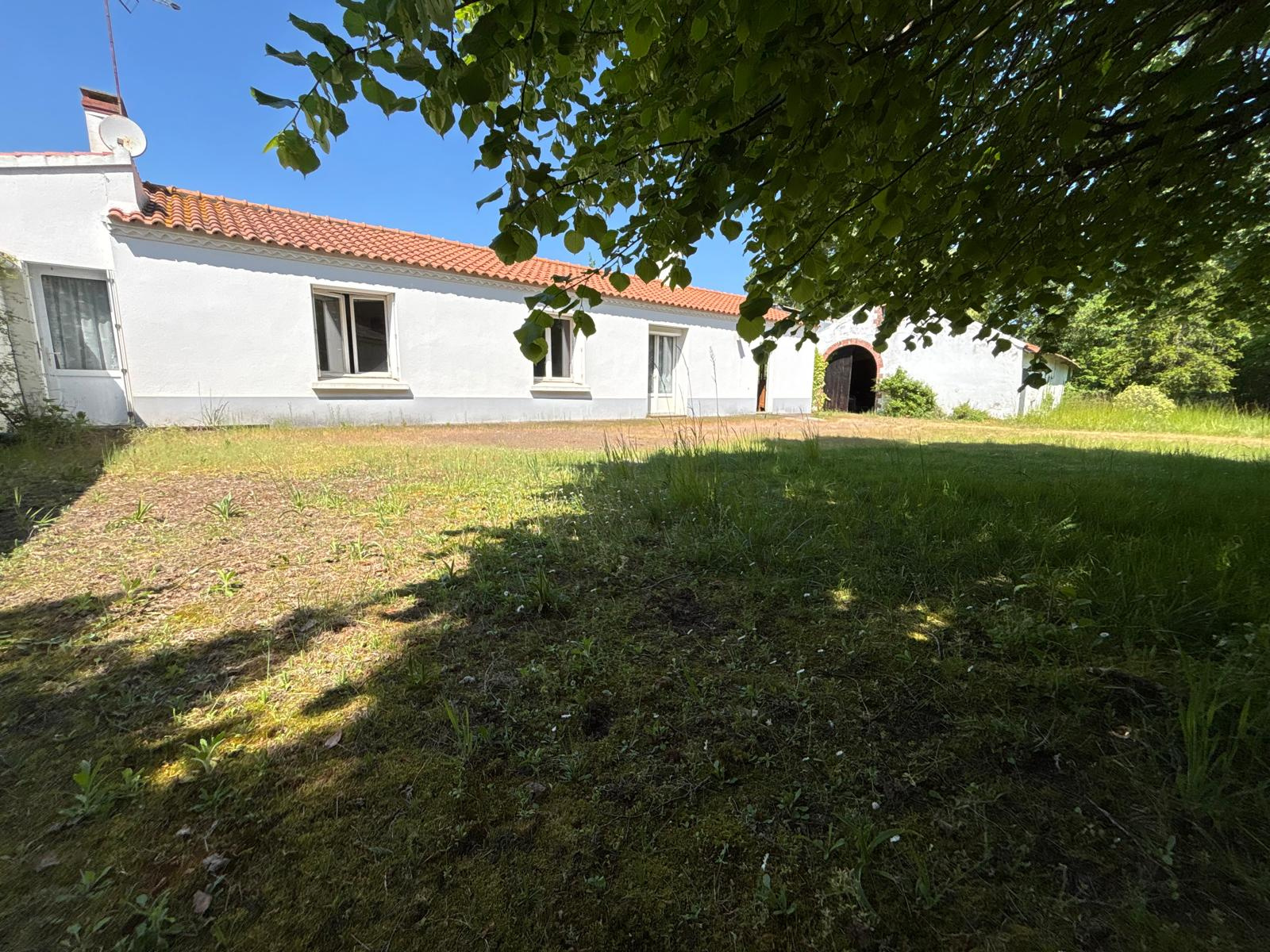 LE PERRIER  - Maison à rénover   3 chambres   grange indépendante 95 m2 transformable en habitation- A 800m du